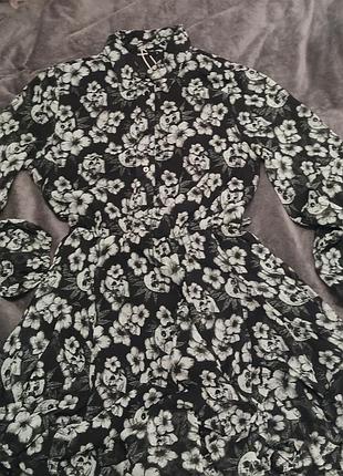 Неформальне плаття з черепами та квітами
готика/

 розмір м-л cropp дуже добре сидить хустка на ґудзиках і з гумкою на талії та ремінцем