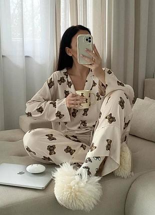 Гарна жіноча піжама із софту оверсайз сорочка вільного крою та штани палаццо на резинці з принтом у вигляді ведмедиків