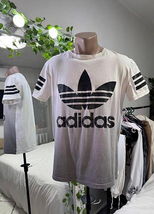 Белая мужская футболка