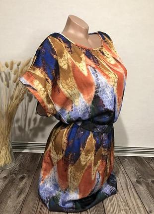 Сукня з яскравим принтом