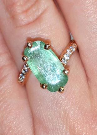 Серебряное позолоченое кольцо с натуральным зеленым  кианитом и фианитами, размер 18.75