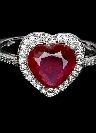 Серебряное кольцо с натуральным рубином в огранке "сердце" и фианитами, размер 17.75