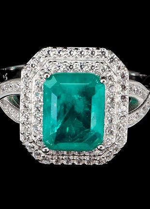 Кільце срібне із смарагдом (гідротермальним, синтетичним) і яскравими фіанітами, розмір 18 — 18.25
