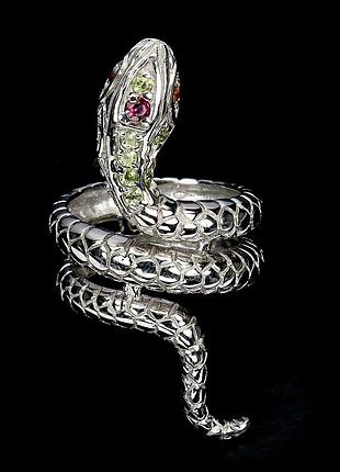 Серебряное кольцо с натуральным гранатом родолитом, перидотом и оранжевыми сапфирами "змея", размер 16
