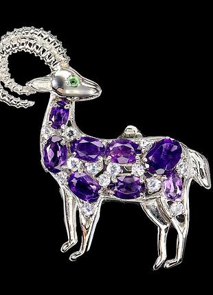Серебряная брошь с натуральными аметистами, танзанитами и изумрудом "козерог"