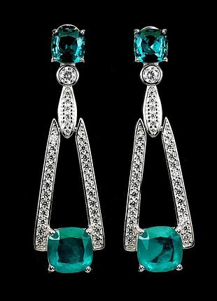 Серебряные серьги гвоздики с изумрудами (гидротермальными, синтетическими) и фианитами