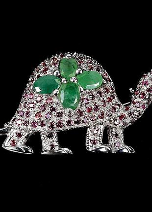 Серебряная брошь "черепаха" с натуральными гранатами родолитами и изумрудами