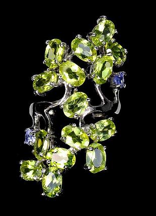 Крупное серебряное кольцо с натуральными хризолитами (перидотом) и танзанитами, размер 18