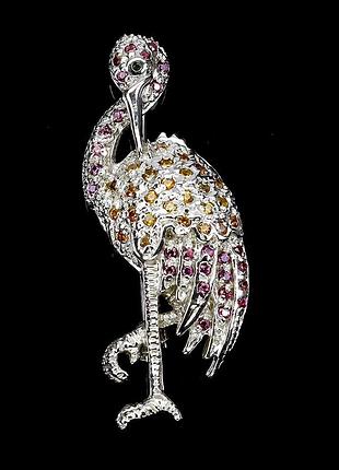 Срібна брошка з натуральними жовтими сапфірами, гранатами родолітами та хромдіопсидом "цапля"