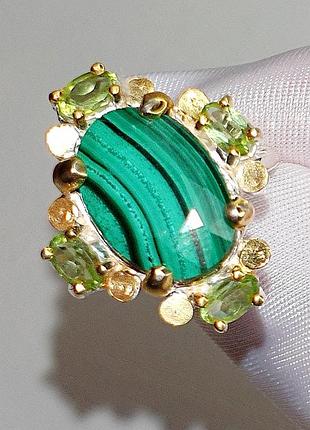 Срібне кільце ручної роботи з натуральним малахітом і перидотом, розмір 18.5