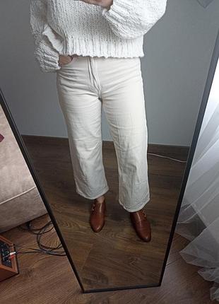 Укороченные светлые джинсы