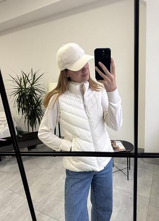 Тепла жилетка gap