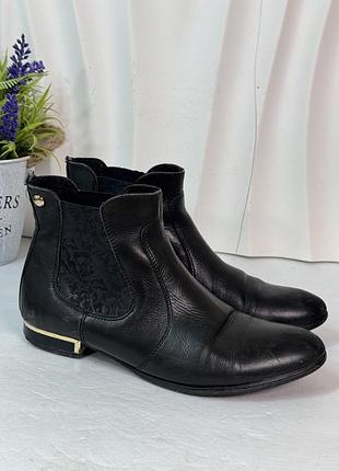 Шкіряні отеплені ботильйони челсі з узором та золотими вставками lasocki 38р