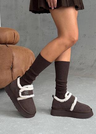 Коричневі шоколадні натуральні замшеві зимові кеди на масивній платформі високій підошві з липучкою білим хутром на липучці замша зима шоколад