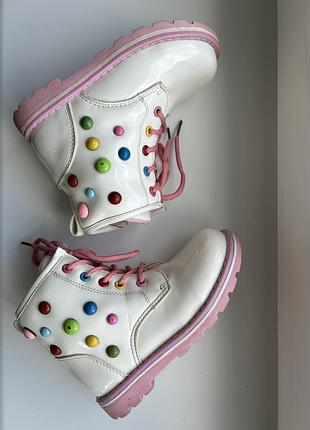 Білі лаковані чобітки на шнурівці з замочком на дівчинку розмір 26 кольорові заклепки