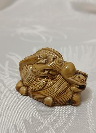 Нецкое в виде дракона с жемчужиной. драконы в японской мифологии являются символами силы, мудрости и удачи, дракон нецки некие, миниатюрная статуэтка