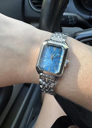 Наручний годинник з блакитним циферблатом