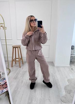 Костюм жіночий