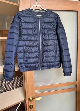 Коротка демісезонна жіноча куртка темно-синього кольору