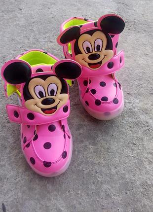 Кроссовки со светящейся подошвой для девочки