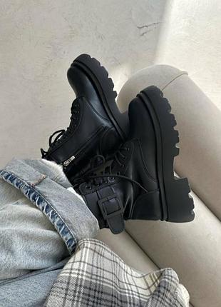 Стильные ботинки берцы на шнуровке с декоративной застежкой