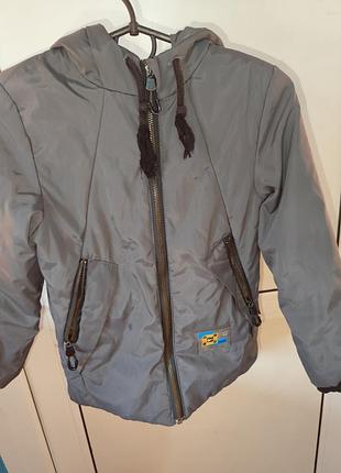 Серая куртка на мальчика 128 см
