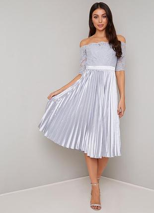 Жіноча стильна вечірня сукня прикрашена мереживом з відкритими плечима і спідницею плісе