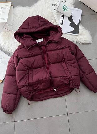 Стильна коротка зимова куртка