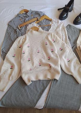 Бежевый свитер в вышитых цветочках