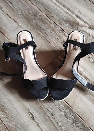 Босоніжки жіночі