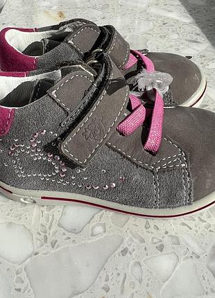 Нові дитячі черевики