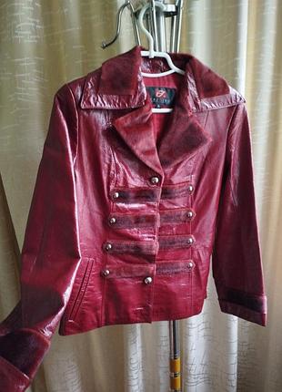 Курточка женская кожаная из лаковой, мягкой кожи