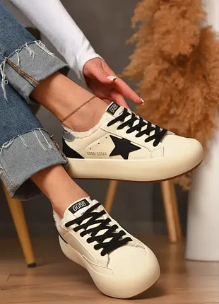 Кросівки жіночі трендові