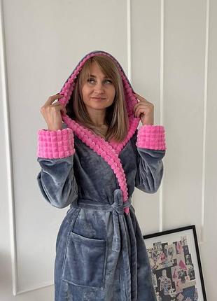 Женский плюшевый короткий халат серый с розовым с капюшоном