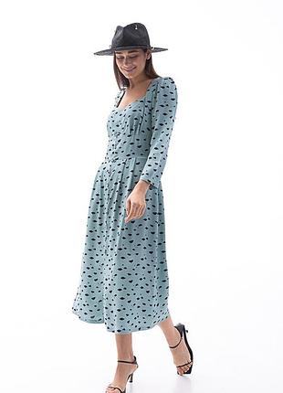 Женское платье миди приталенного силуэта в принт