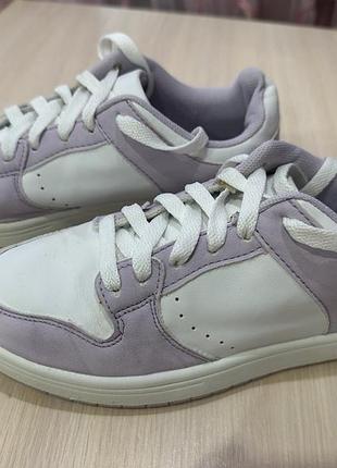 Кросівки жіночі