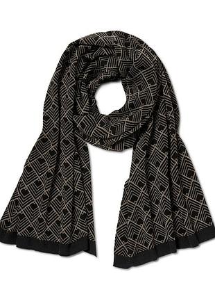 В'язаний шарф з блискучою пряжею