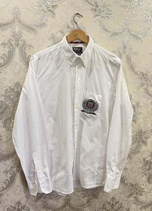 Біла сорочка від barbour з вишитим логотипом