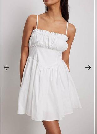 Біла сукня в корсетному стилі. має підкладку та не тягнеться, має рюші на грудях.