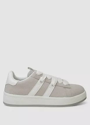 Кросівки жіночі