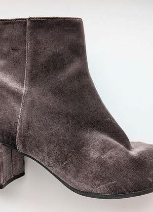 Жіночі черевики на підборах