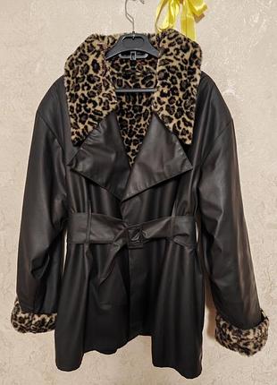 Женская куртка. черного цвета с принтом леопарда. стильная молодежная.