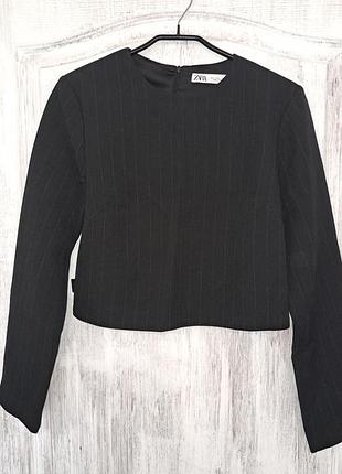 Топ кофта с интересной деталью на спинке