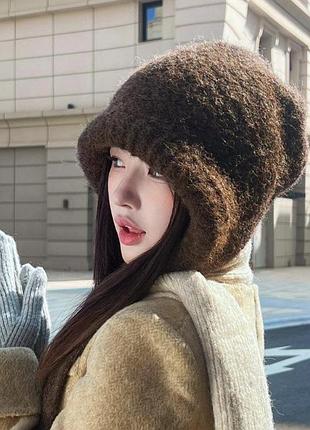 Молодежная трендовая шапочка с завязками коричневого цвета.