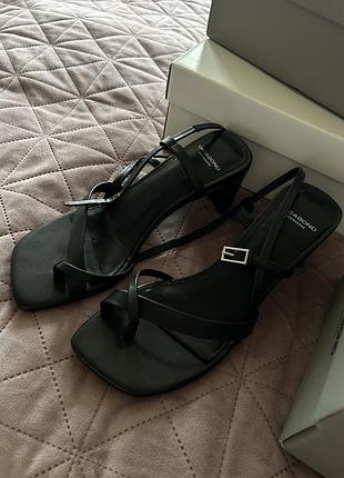 Босоніжки чорні vagabond