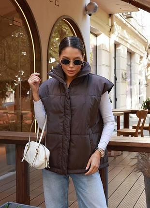 Стильна жіноча утеплена жилетка
