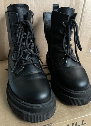 Демисезонні шкіряні чорні чоботи 38-й розмір.