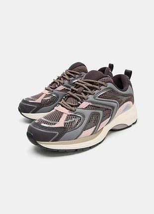 Комбіноване спортивне взуття різних кольорів