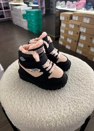 Легенькі зимові черевики