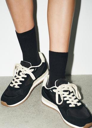 Контрастні бігові кросівки